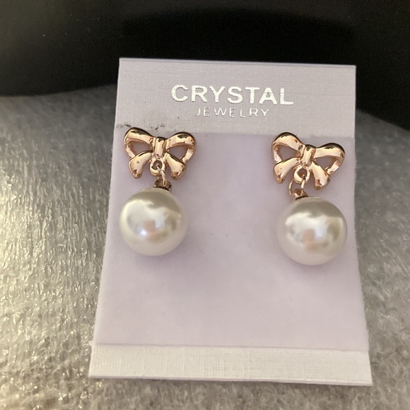 NWOT - Goldtone Sliding Bow Charm Pearl Necklace and Earrings Set - Picture 5 of 11